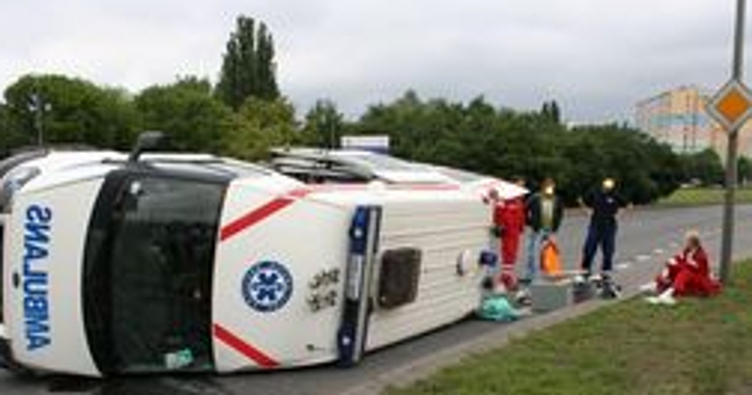 Przewrócona karetka po zderzeniu z Golfem
