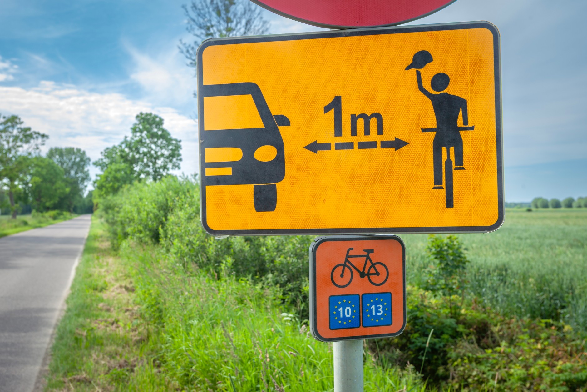 Minimalny odstęp podczas wyprzedzania rowerzysty to 1 m