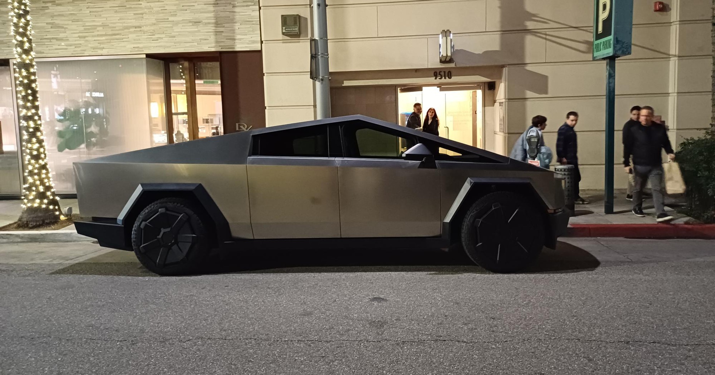 Tesla Cybertruck i inne auta w USA