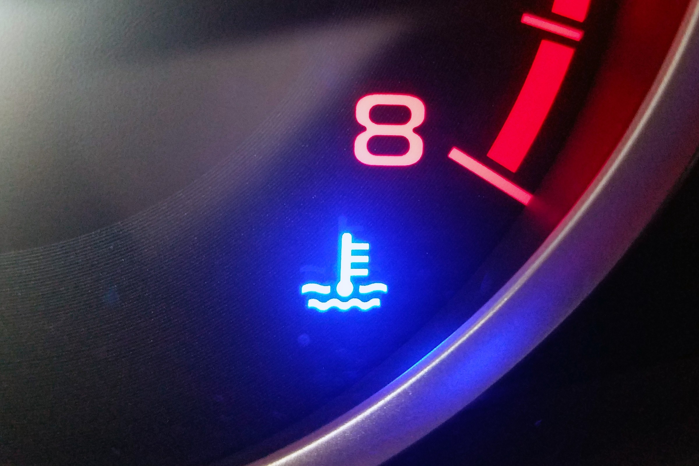 Niebieska kontrolka temperatury musi zniknąć. Co robić, gdy ciągle świeci?