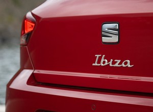Czy wiesz, co oznaczają Seat, BMW czy FSO? Wyjaśniamy 34 popularne skróty samochodowe