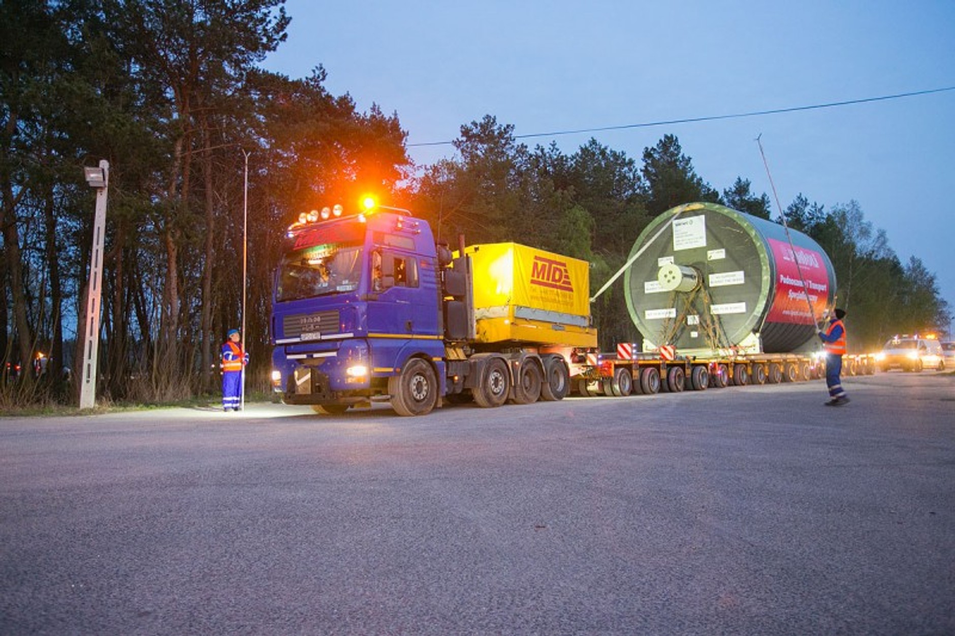 Giganci na drogach, czyli jakimi zasadami rządzą się przejazdy ponadgabarytowe