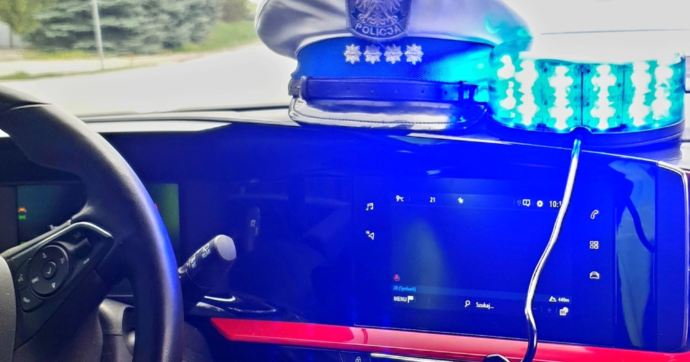 Auto pijanego mężczyzny wjechało w radiowóz