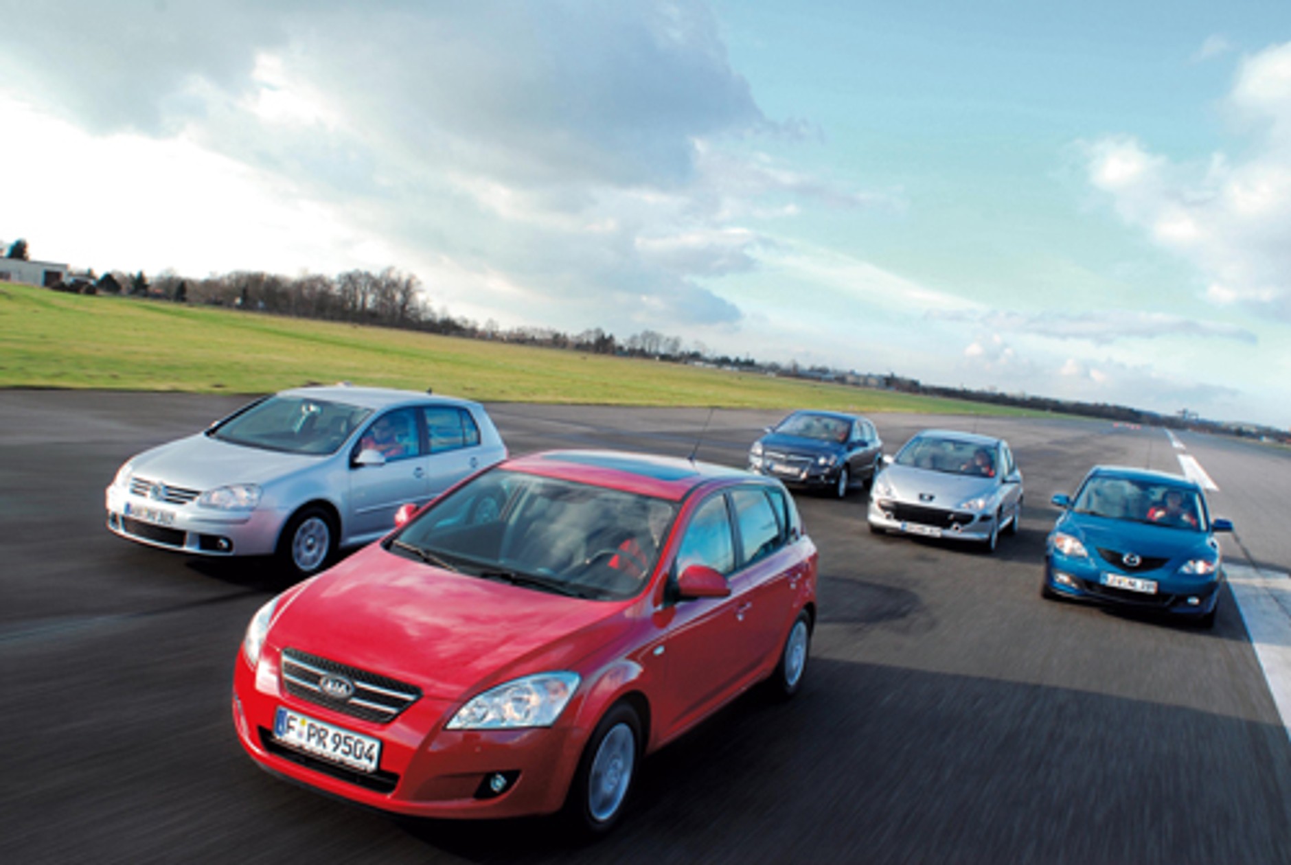 Kia Ceed, VW Golf, Mazda 3, Opel Astra, Peugeot 307 - Kto przebije "koreańczyka"?