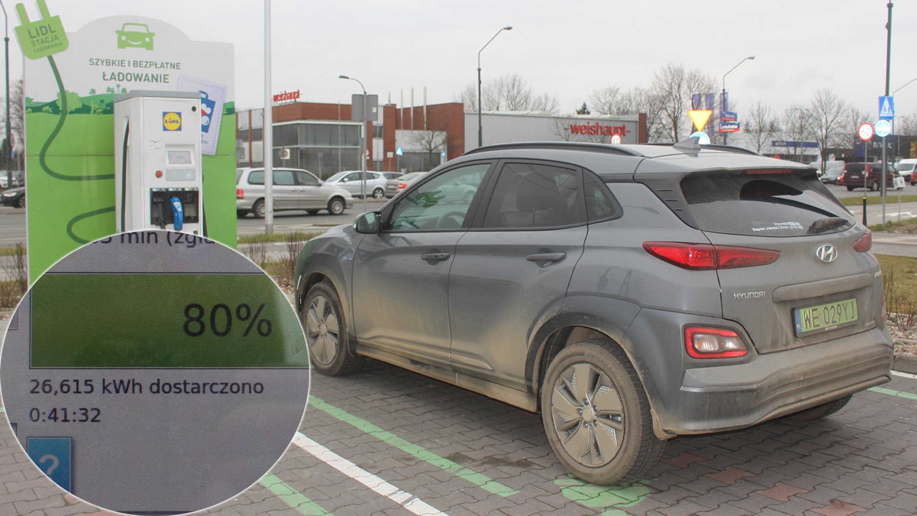 Ładowanie na parkingu przed Lidlem