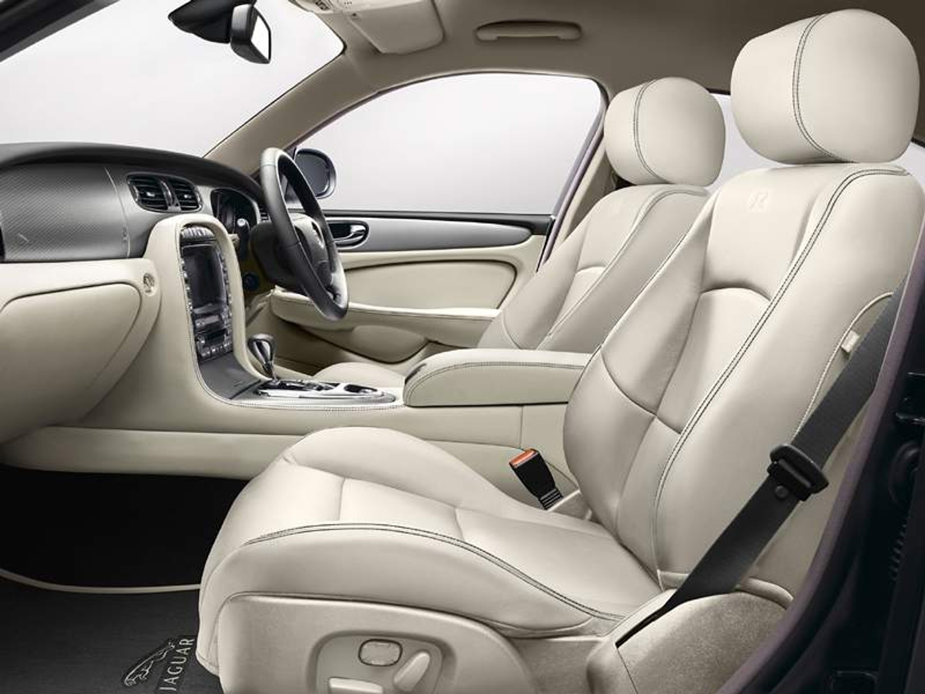 Jaguar XJR Portfolio: duży kocur pokazuje pazury