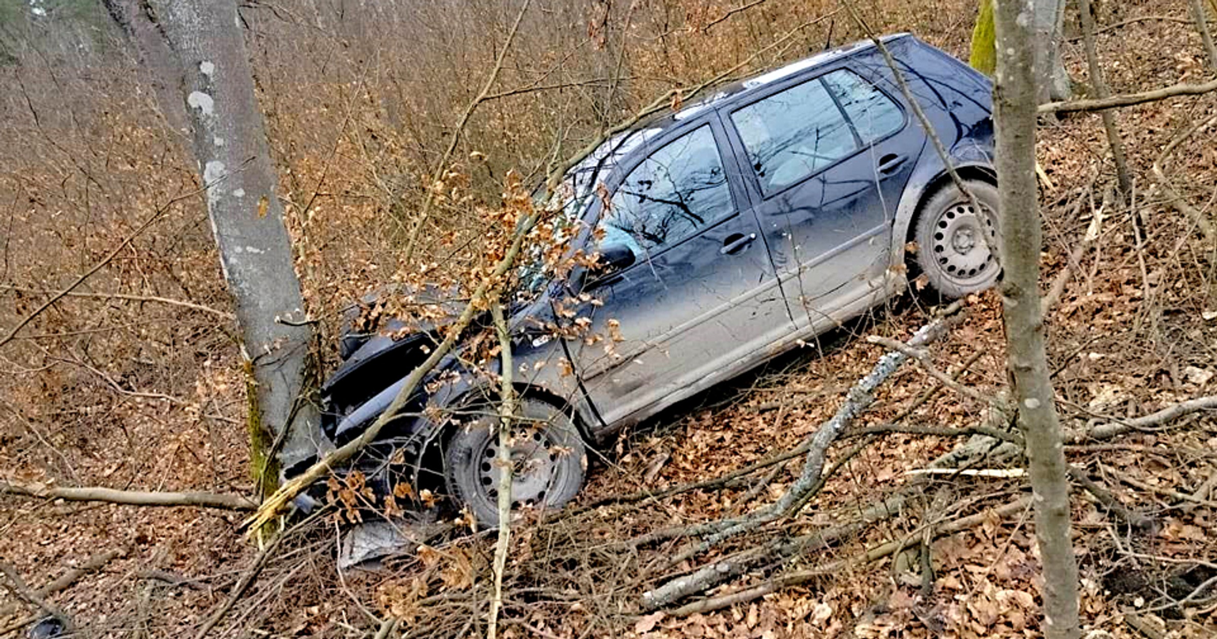 Rozbity samochód pod Iławą
