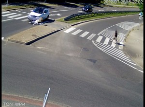 Bez namysłu wjechała rowerem na przejście. Finał był fatalny [Nagranie]