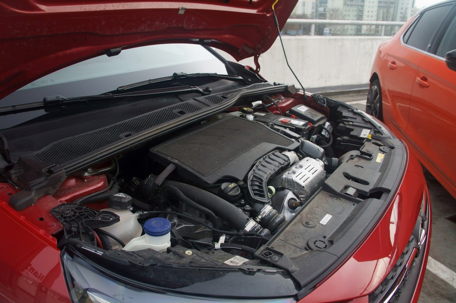Opel Corsa – elektryk vs. spalinowiec. Który lepszy do miasta?