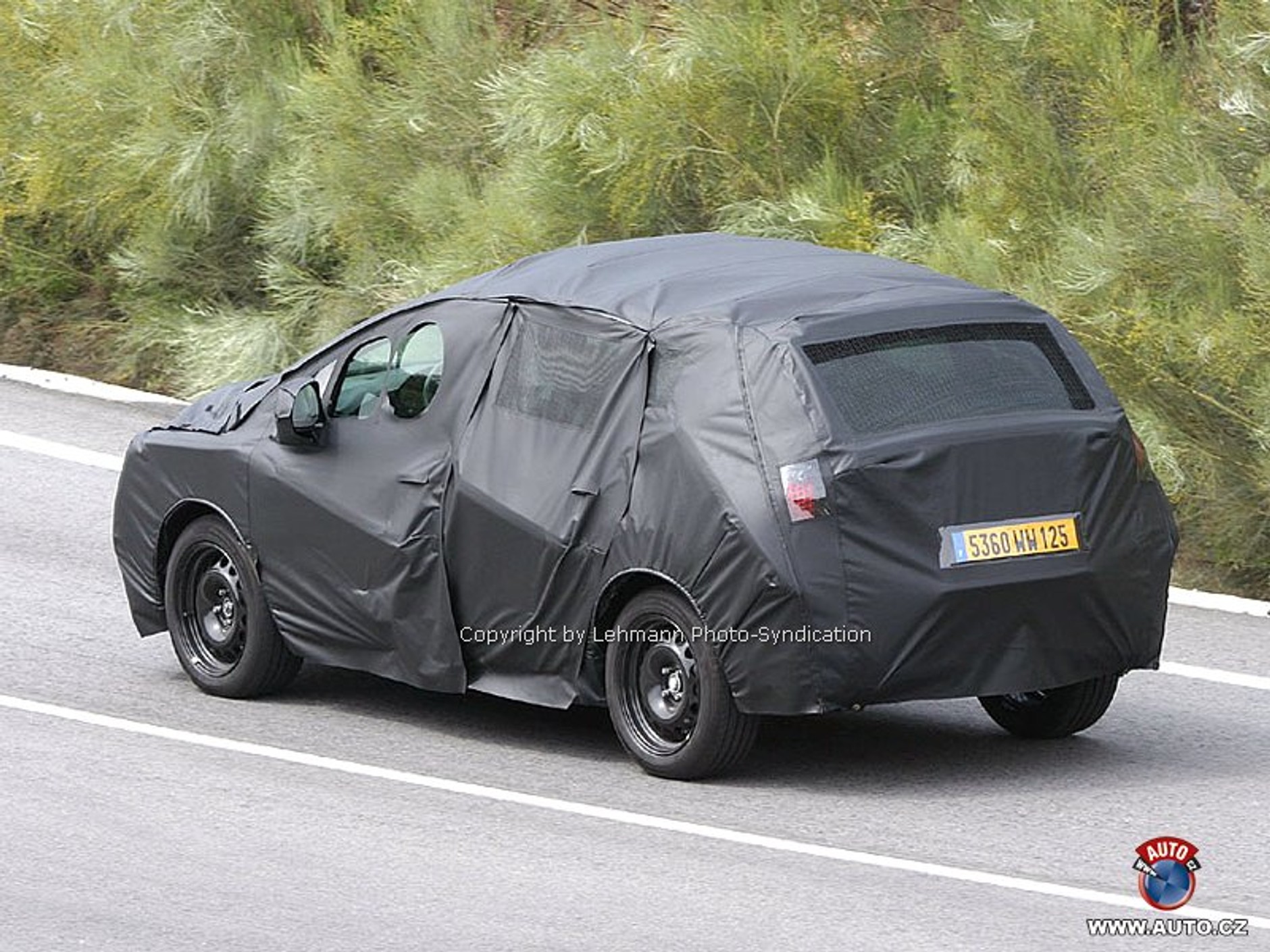 Zdjęcia szpiegowskie: Nowe MPV pod okryciem – Peugeot 3008?