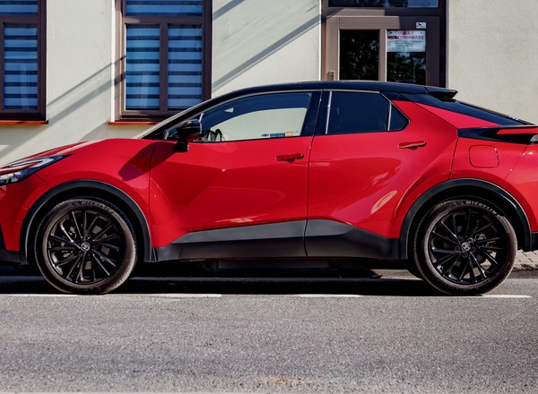 Toyota C-HR z bardzo dużym rabatem. Nawet do 24 tys. zł. Jest haczyk?