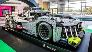 Bolid z Le Mans w polskim centrum handlowym. Powstał z blisko 630 tys. elementów
