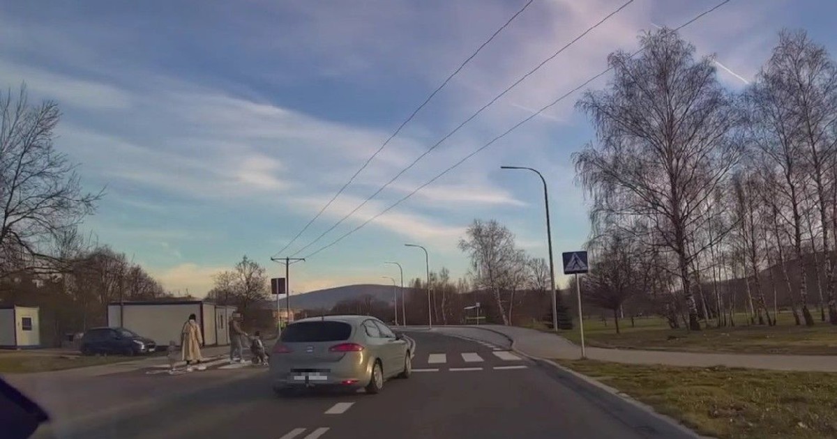 O mało nie potrącił na przejściu rodziny z dwójką małych dzieci. Szuka go policja