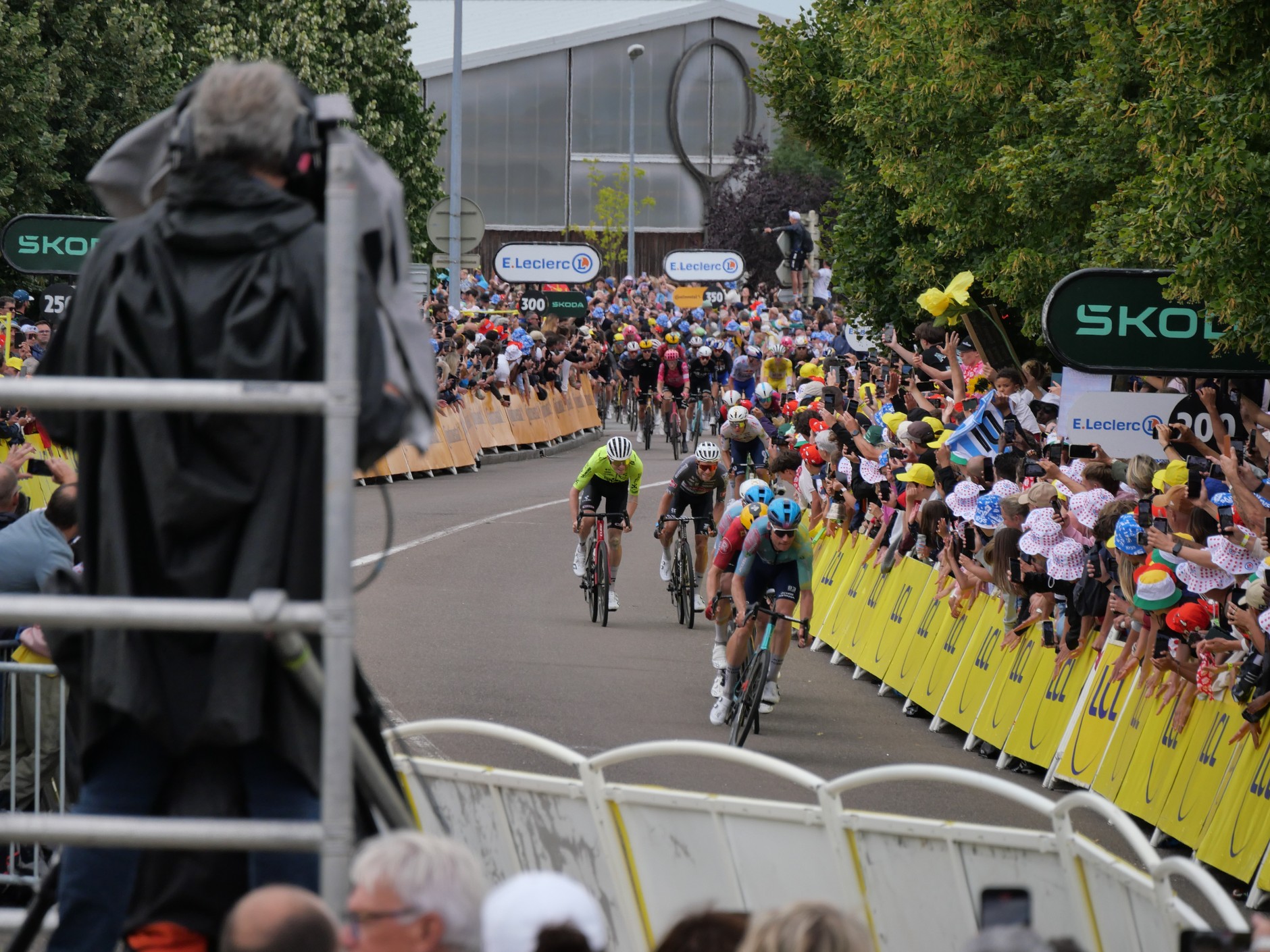 zawodnicy wpadający na metę 20 etapu Tour de france