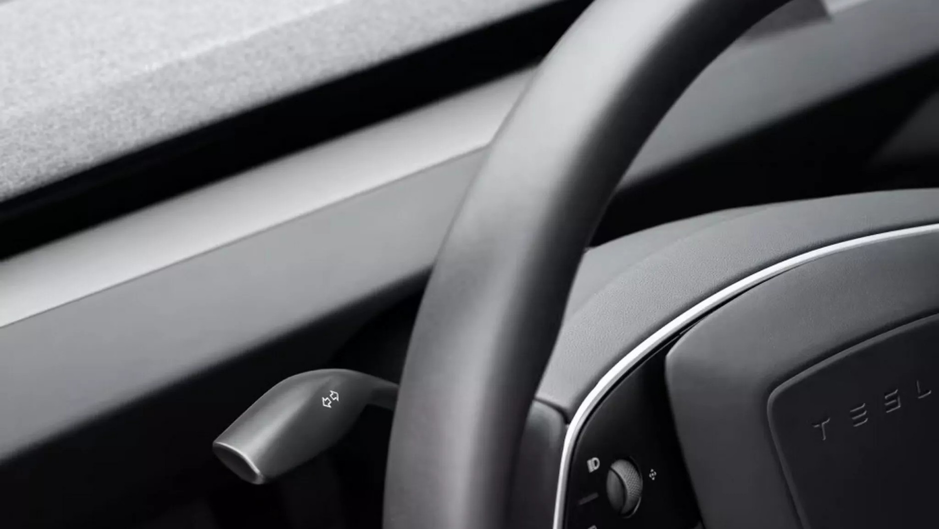Manetka kierunkowskazów wróciła do Tesli Model 3