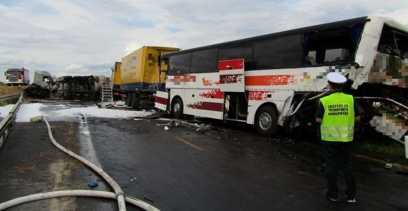 Akcja służb po wypadku na drodze DK1 trwała kilkanaście godzin