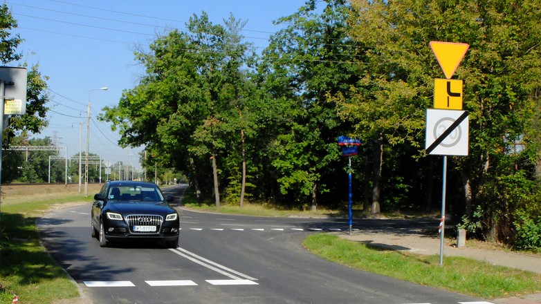 Skrzyżowanie z „pierwszeństwem łamanym”