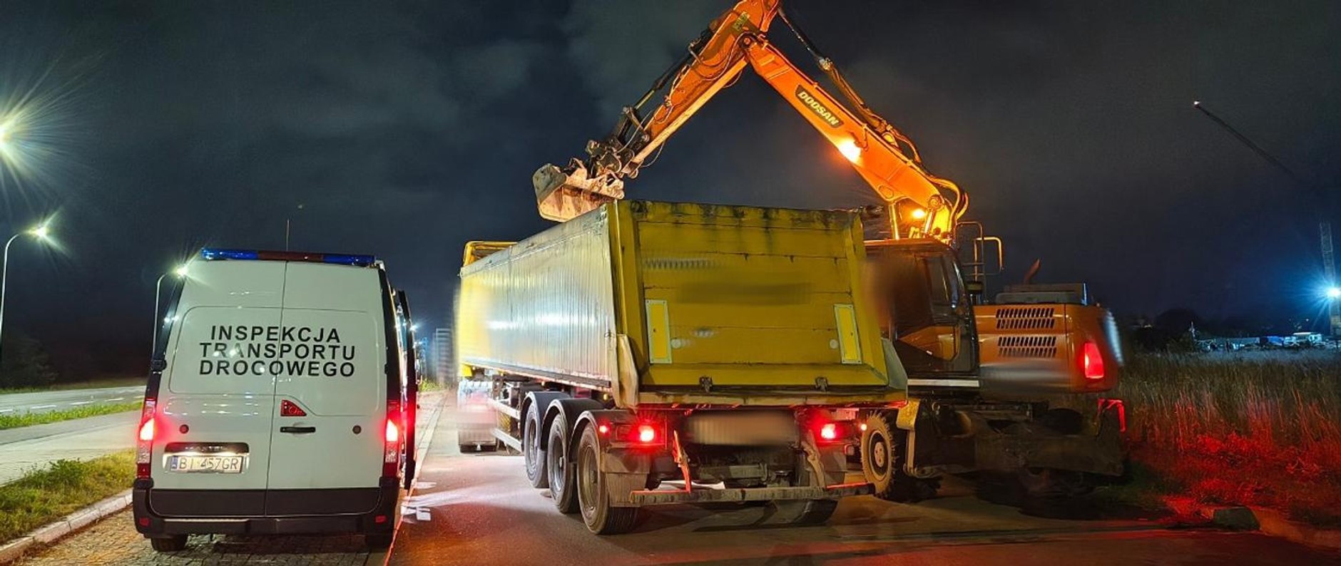 Nocne ważenie ciężarówek ze żwirem na Podlasiu