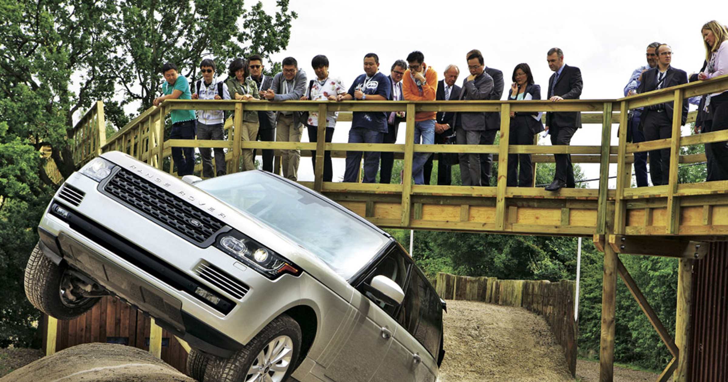 Już wiemy jak jeździ nowy Range Rover
