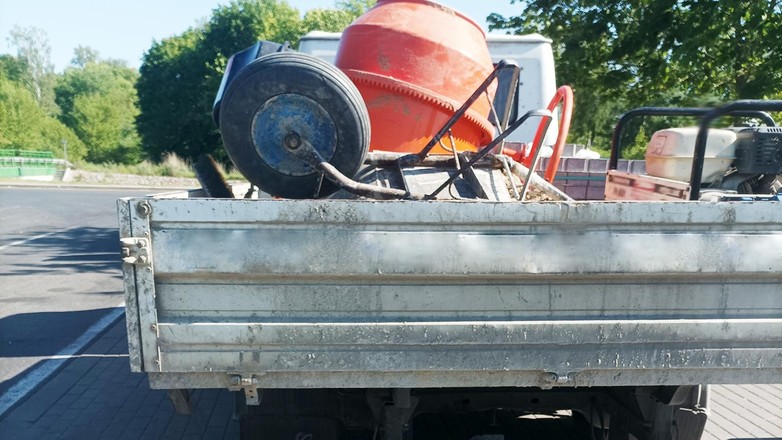 Ładunek wrzucony byle jak na pakę. Jakieś zabezpieczenia? Zero