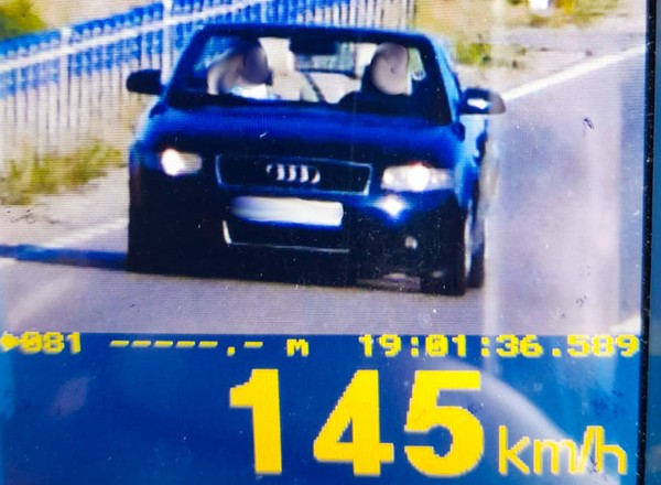 Kierowca i pasażer zamienili się miejscami. Policjanci nie dali się oszukać