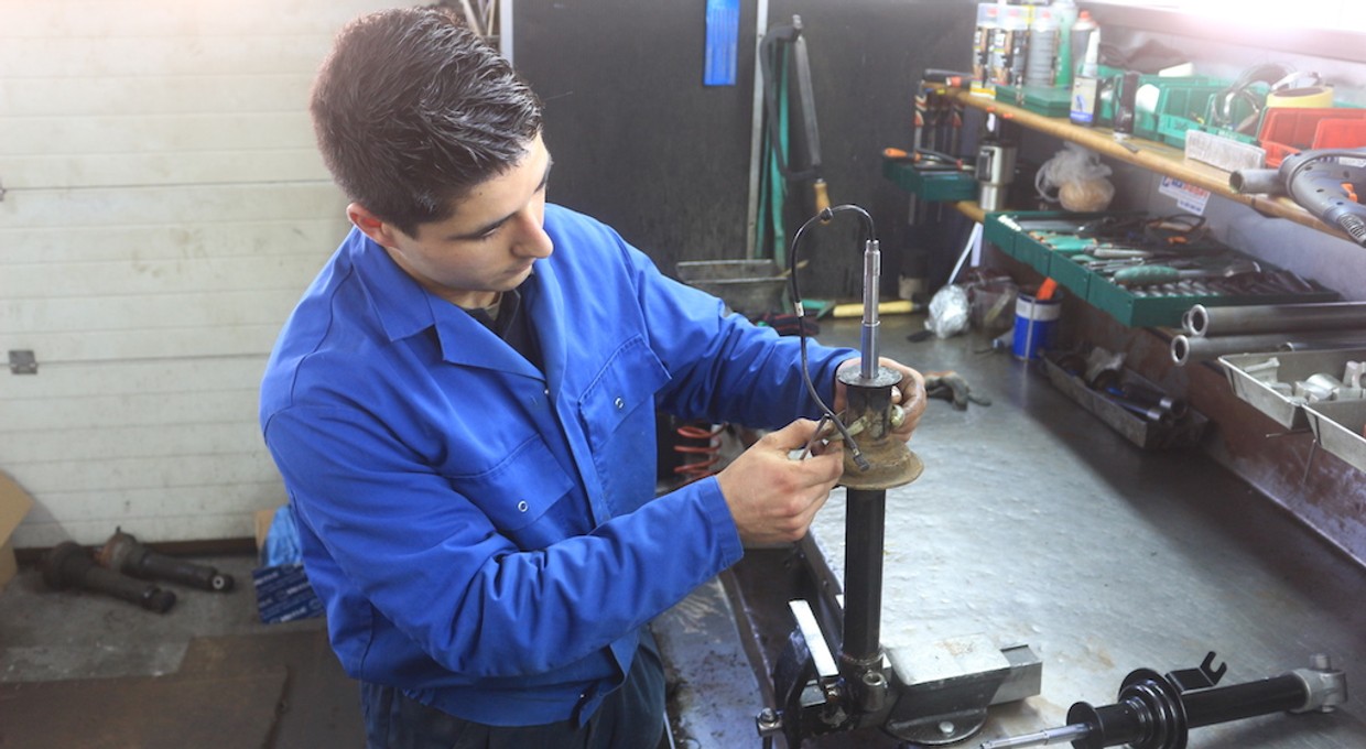 Regeneracja amortyzatorów: ile kosztuje i czy się opłaci?