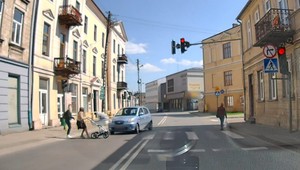 Mało brakowało, a wózek z dzieckiem znalazłby się pod kołami auta [WIDEO]