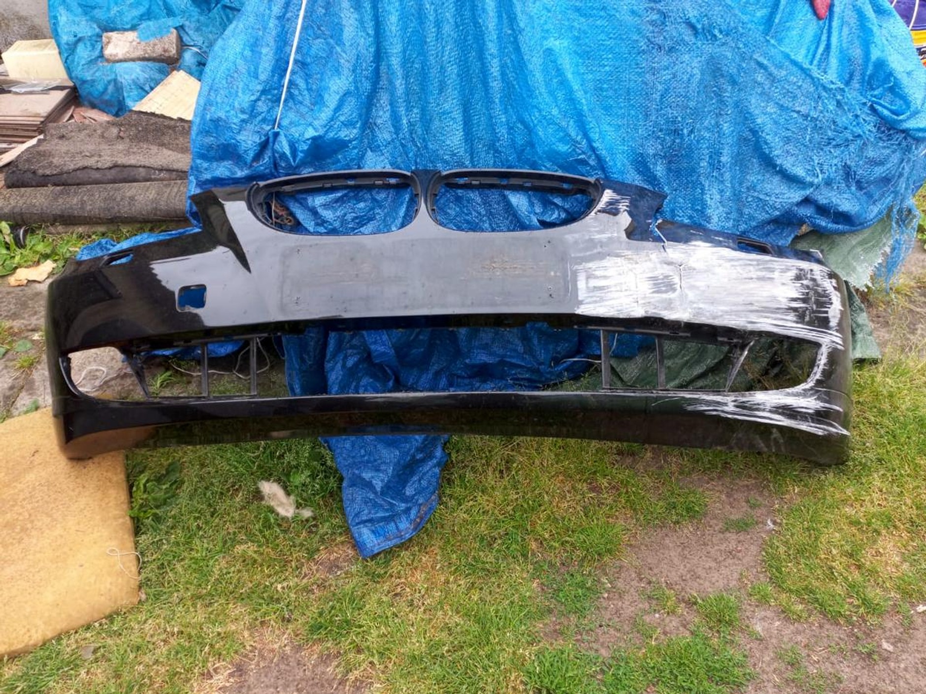 Kierowca BMW uderzył w ścianę