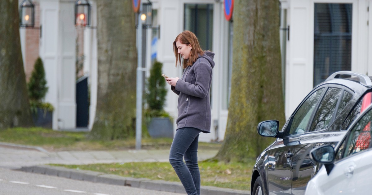 Telefon w ręku pieszego na jezdni? Pole widzenia zmniejsza się o 95 proc.!