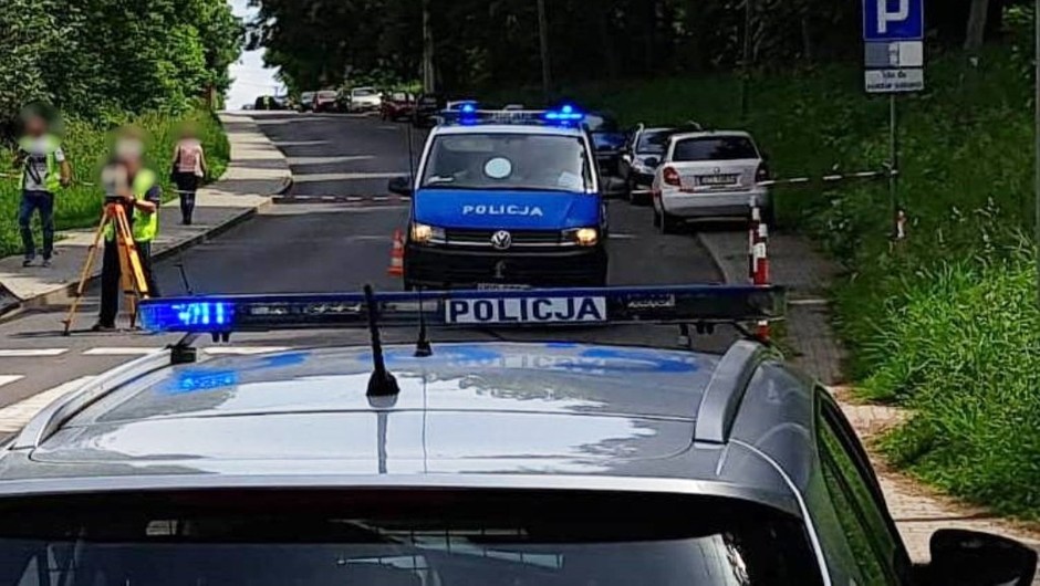 Obraz pochodzący z serwisu https://cieszyn.policja.gov.pl/ka6/informacje/wiadomosci/386571,Wypadek-chwila-nieuwagi-moze-zakonczyc-sie-tragicznie.html