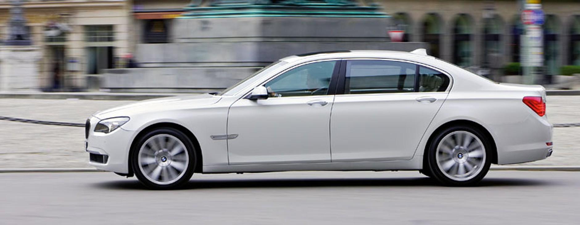 BMW 760i – nowy silnik 6,0 V12 i 8-biegowy automat