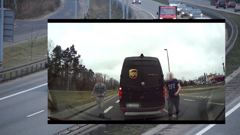 Atak kuriera na kierującą jadącą lewym pasem