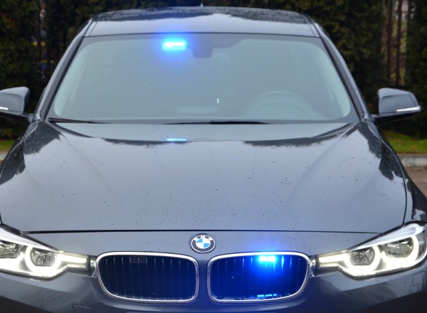 Policjanci drogówki próbowali wrobić kierowcę w uszkodzenie radiowozu BMW