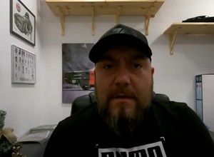Złodzieje okradli warsztat znanego youtubera. Zniknęły pieniądze, telefony i butelka wódki