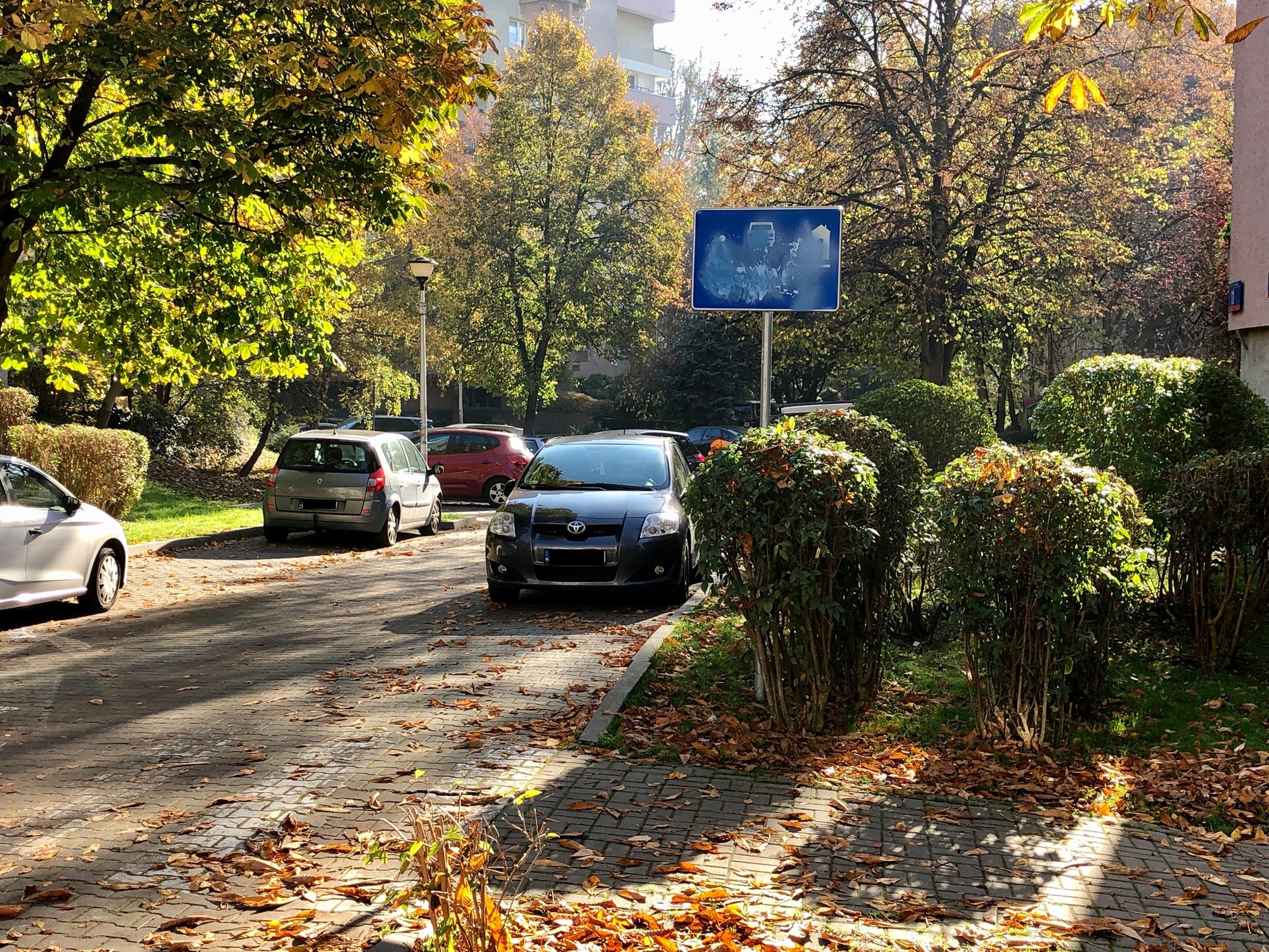 Czasami mieszkańcy sami sobie "radzą" z ograniczeniami w parkowaniu wynikającymi ze strefy zamieszkania (zniszczony znak)