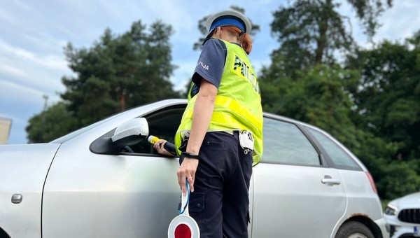 Policjanci odebrali mu prawo jazdy. W aucie nie było blokady