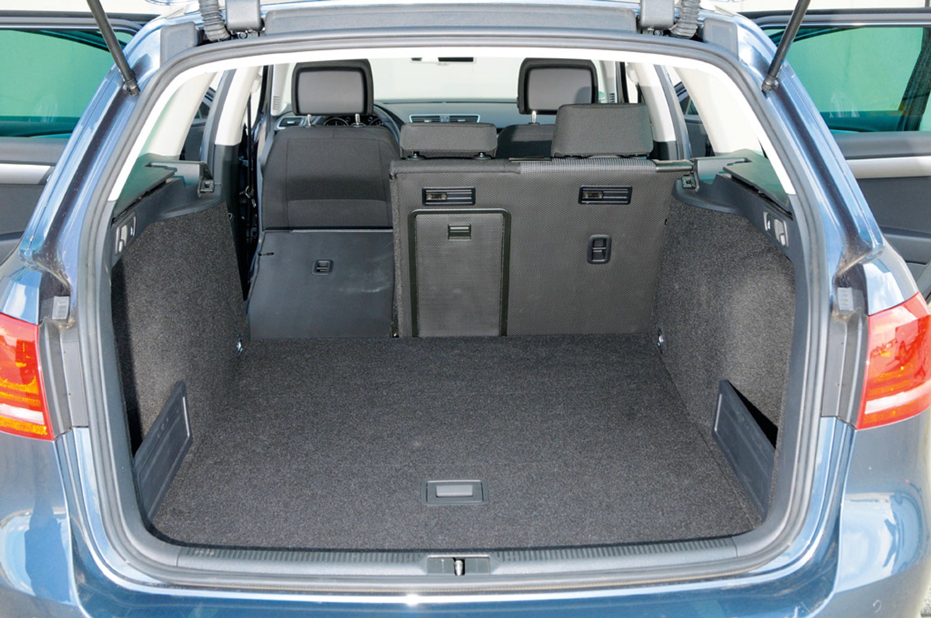 Hyundai podnosi poprzeczkę. Czy i40 pokona Passata, Superba, Mazdę 6 oraz Volvo V60 i Peugeota 508?