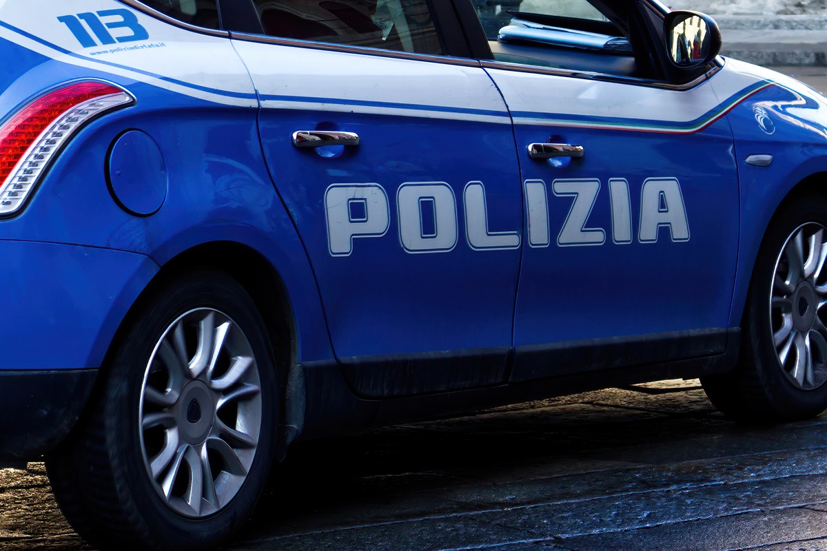 Kierowca zostawił uchyloną szybę w aucie. Włoskie służby ukarały go mandatem