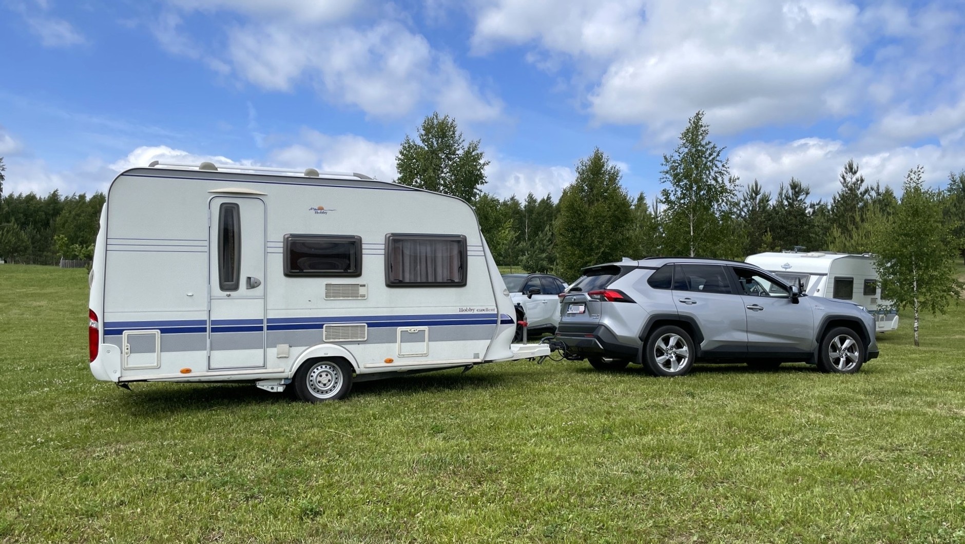 SUV z przyczepą kempingową