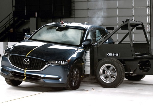 Bezpieczne auto to iluzja? IIHS zmienia testy zderzeniowe. Nie wszystkie SUV-y im sprostały