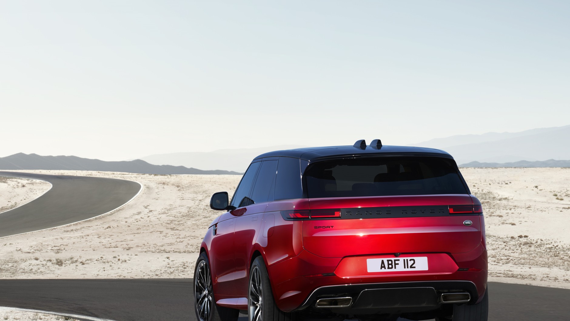 Optyczny podział nadwozia na poziomie dolnej linii szyb to znak rozpoznawczy Range Rovera Sport.