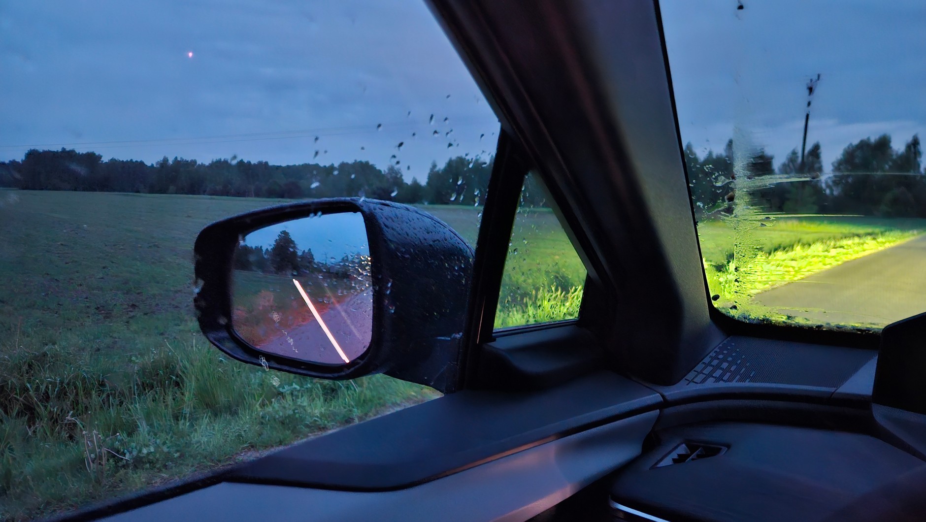 Toyota C-HR+ Executive AWD: drobna, ale uciążliwa wada podczas jazdy nocą&nbsp;– listwy oświetlenia ambientowego odbijają się w szybach i lusterkach. 