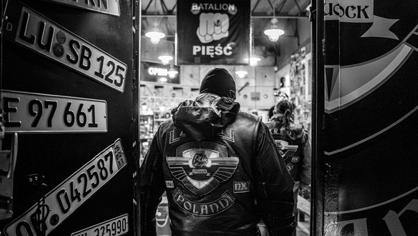 Dlaczego kluby motocyklowe raczej nie przyjmują policjantów i za co dostaje się tzw. plecy? Rozmawiałem z wiceprezydentem klubu Zryw MC Poland