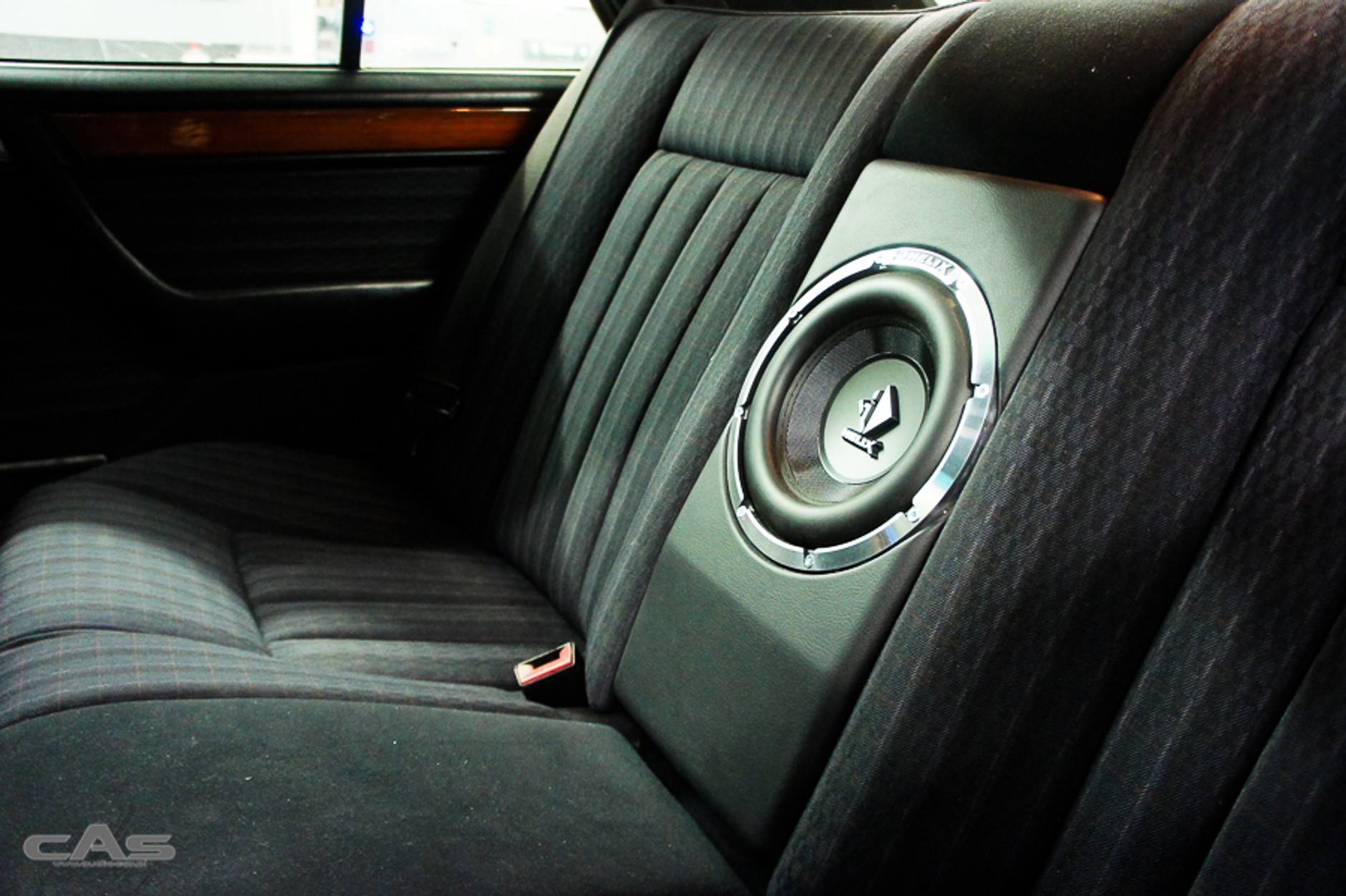 Subwoofer w kanapie W124