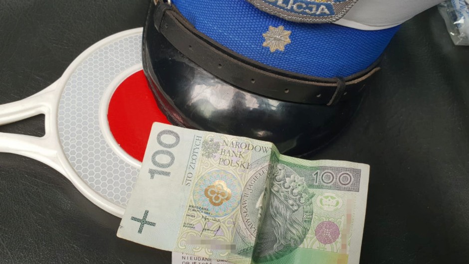 Obraz pochodzący z serwisu https://zawiercie.policja.gov.pl/k30/informacje/wiadomosci/384501,Pijany-kierowca-chcial-przekupic-policjantow.html