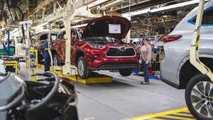 Będzie trudniej o nową Toyotę. Koncern wstrzymuje produkcję