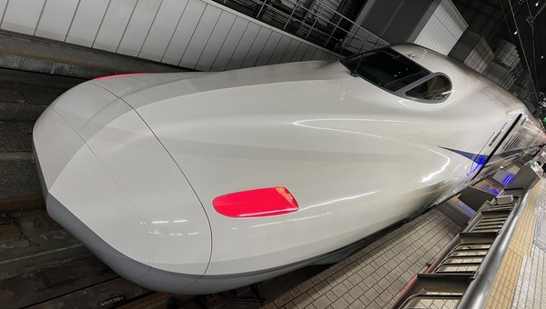 Jechałem Shinkansenem. Ten pociąg się nie spóźnia, mknie 300 km/h i nikt nigdy w nim nie zginął