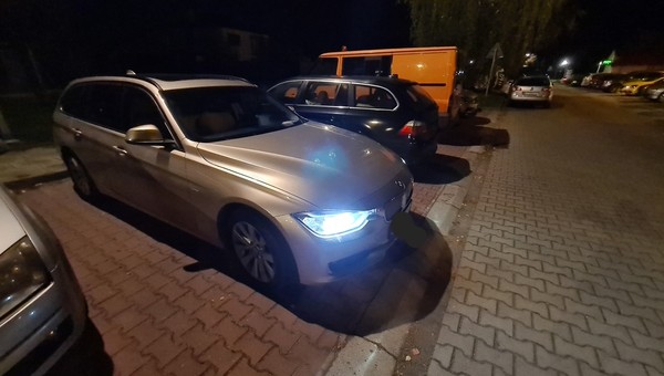 Zaparkował na noc swoje BMW. Zapomniał o włączonym silniku