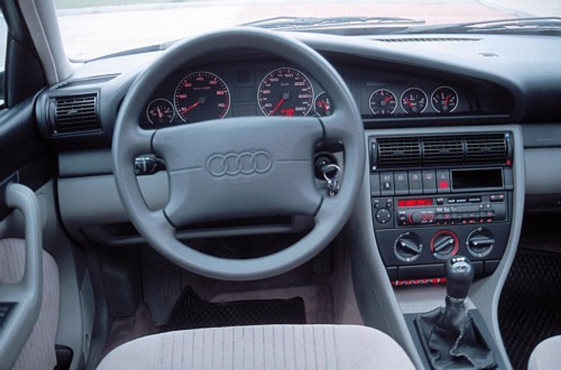 Audi A6 2.6 E - Prestiż na kołach