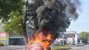 Pożary aut elektrycznych: żeby powstrzymać ogień, potrzeba tysięcy litrów wody!